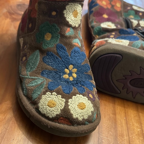 UGG Wahine Floral Embroidered Boots - Picture 11 of 16